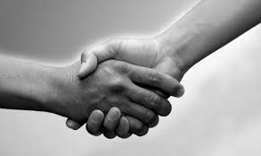 estrechar manos